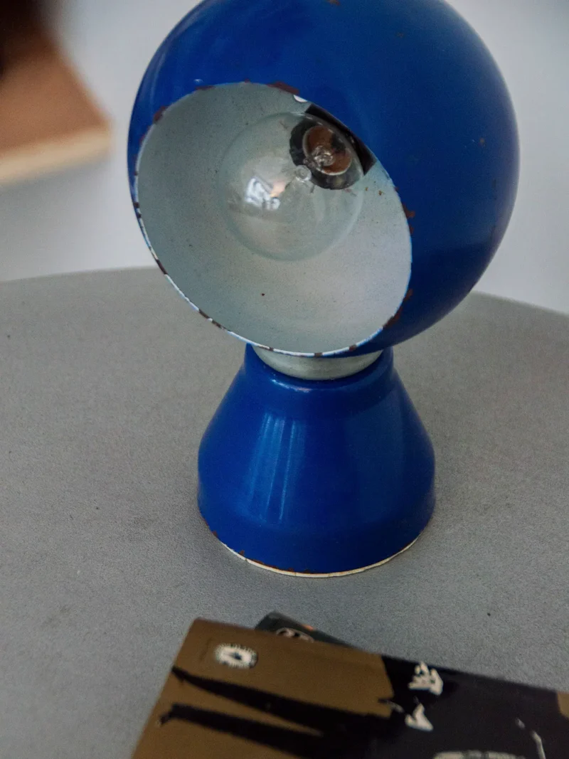 Julia, la lampe en métal bleu foncé N°861