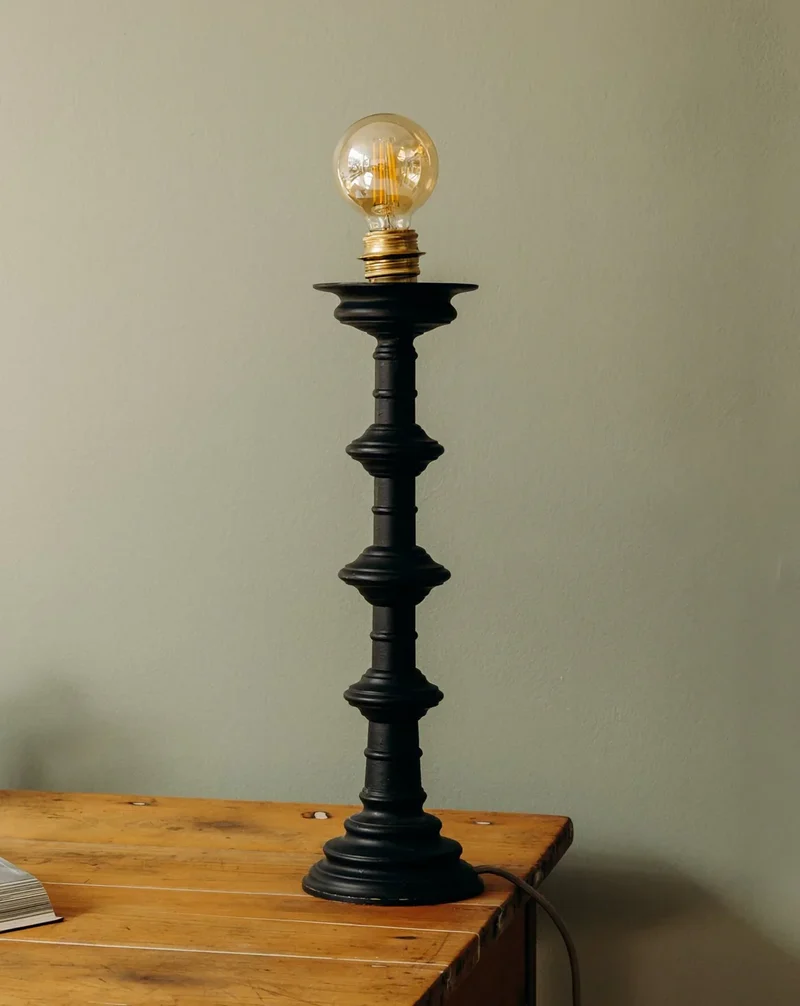 Suzanne, la lampe en métal noir au câble gris N°521