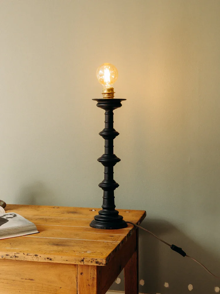 Suzanne, la lampe en métal noir au câble gris N°521
