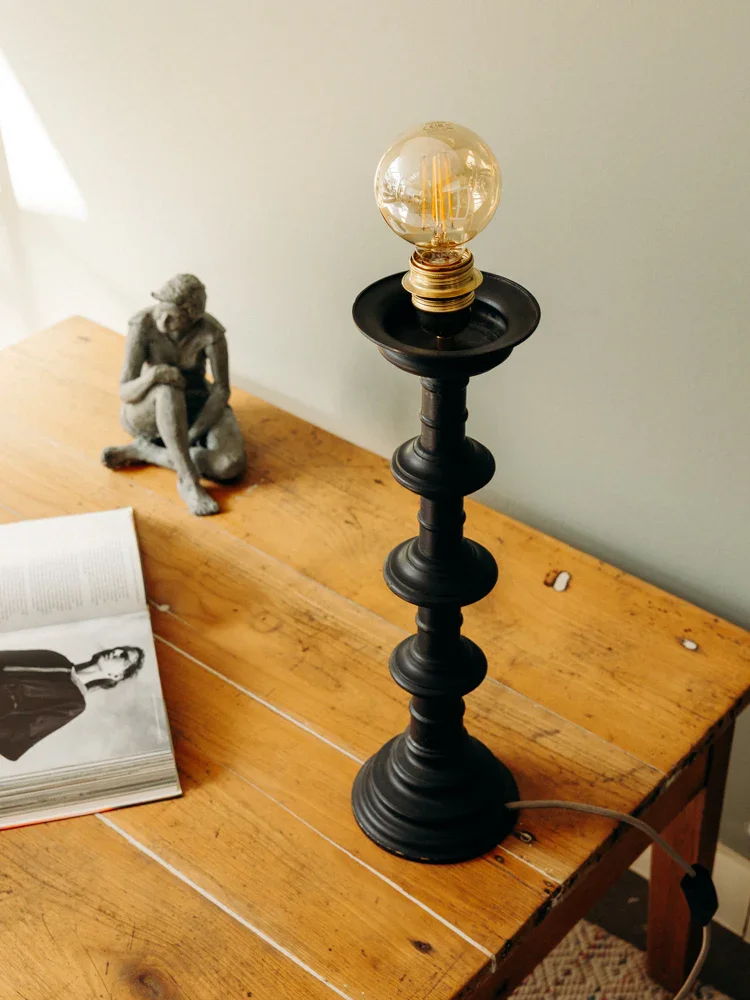 Suzanne, la lampe en métal noir au câble gris N°521
