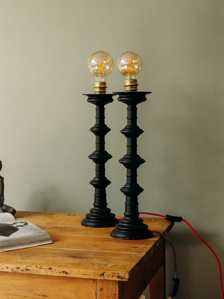 Suzanne, la lampe en métal noir au câble gris N°521