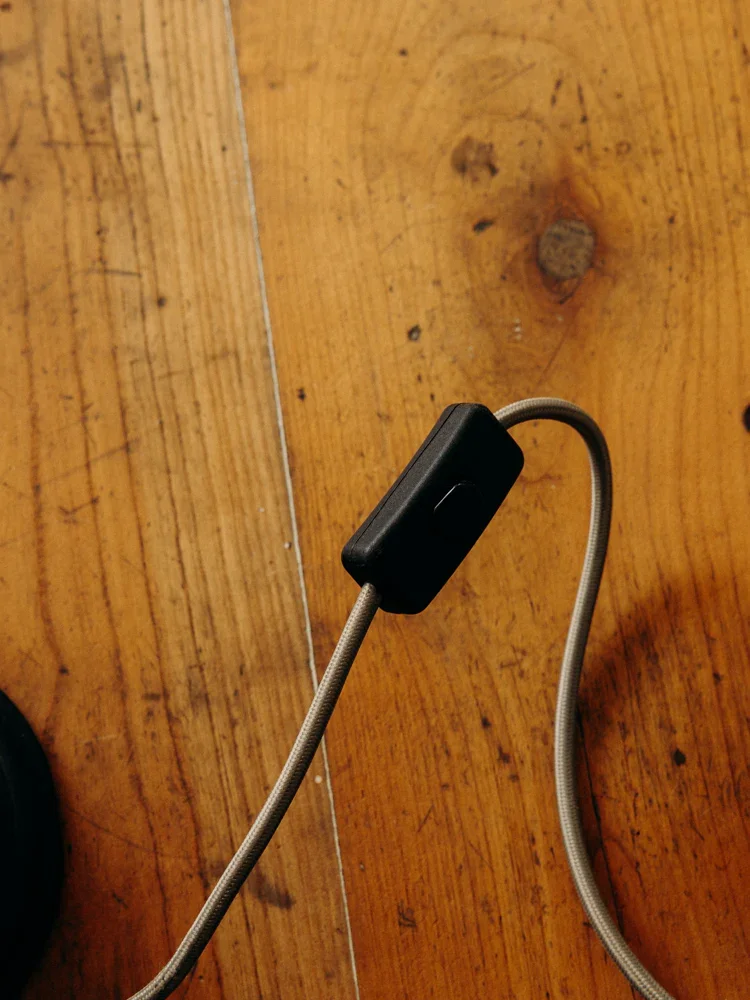 Suzanne, la lampe en métal noir au câble gris N°521