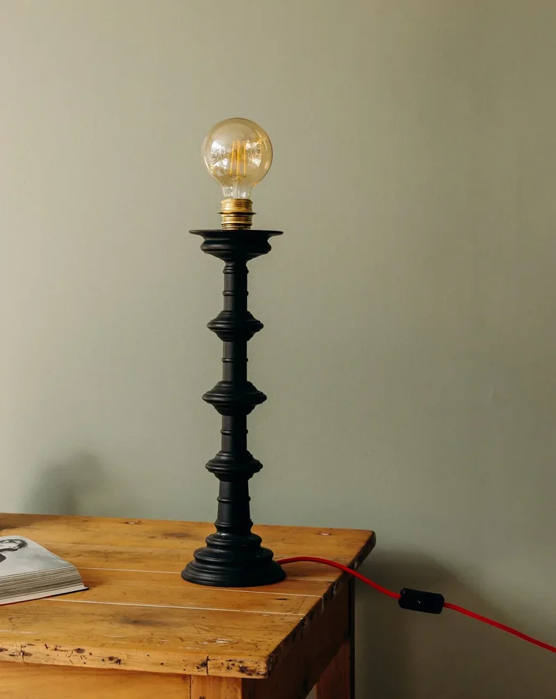 Suzanne, la lampe en métal noir au câble rouge N°520