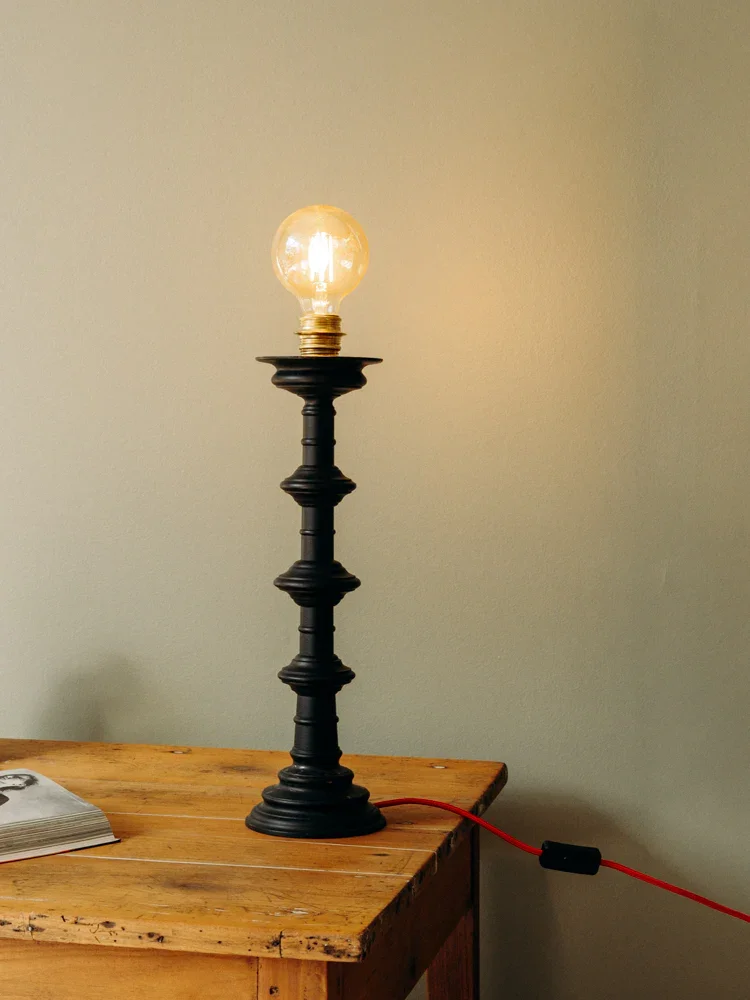 Suzanne, la lampe en métal noir au câble rouge N°520
