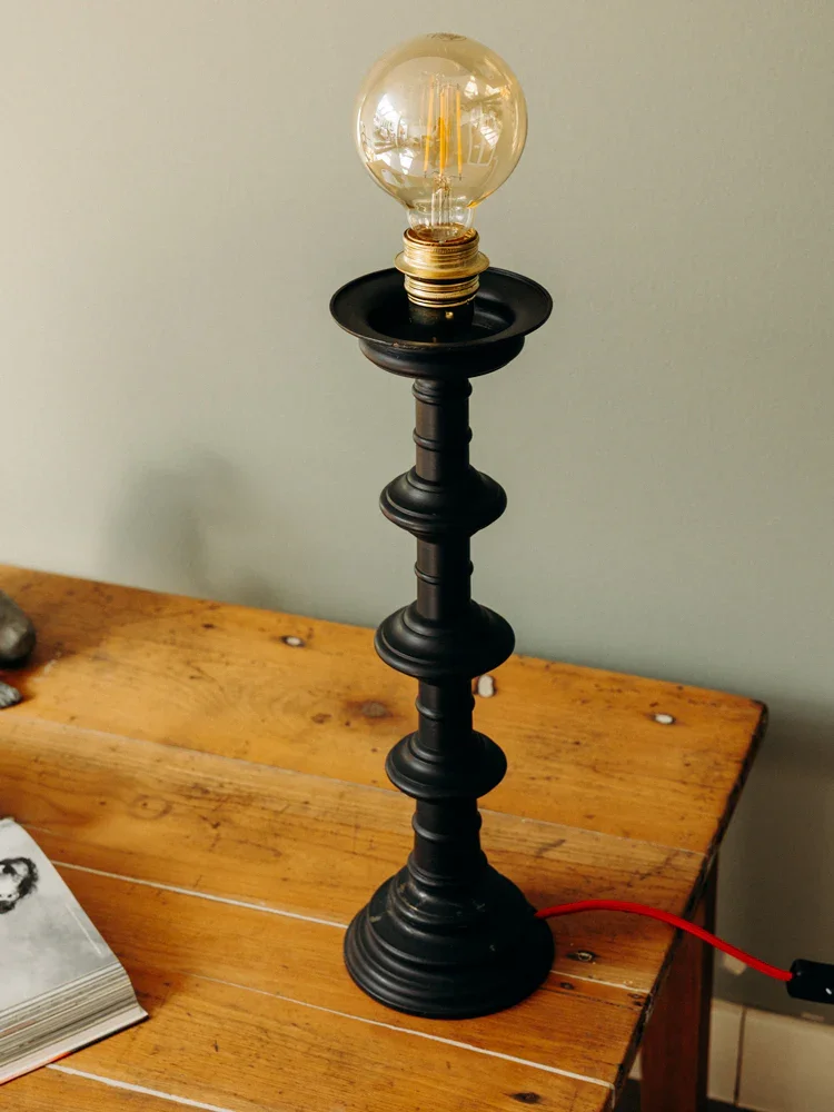 Suzanne, la lampe en métal noir au câble rouge N°520