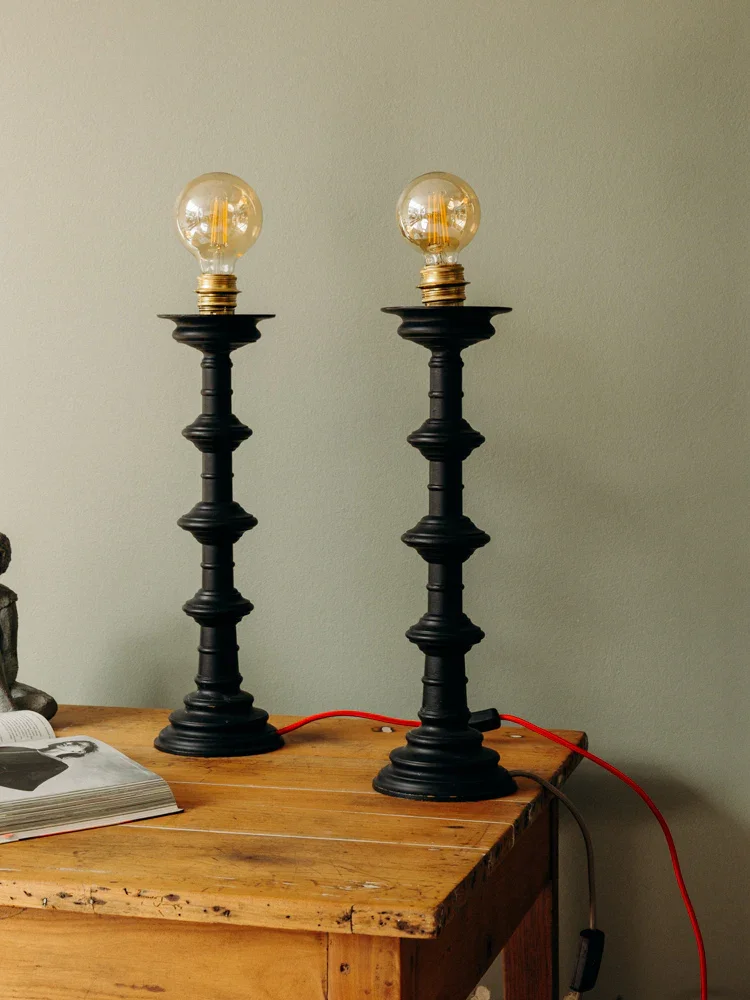 Suzanne, la lampe en métal noir au câble rouge N°520