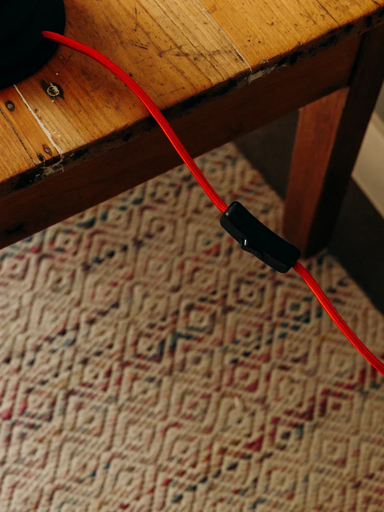 Suzanne, la lampe en métal noir au câble rouge N°520