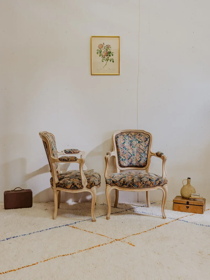 Ernest, la paire de fauteuils en bois et tissu à motifs N°749