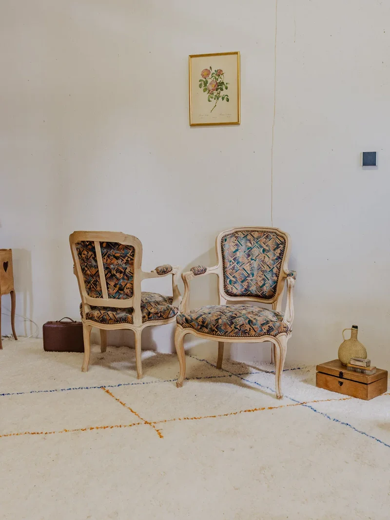 Ernest, la paire de fauteuils en bois et tissu à motifs N°749