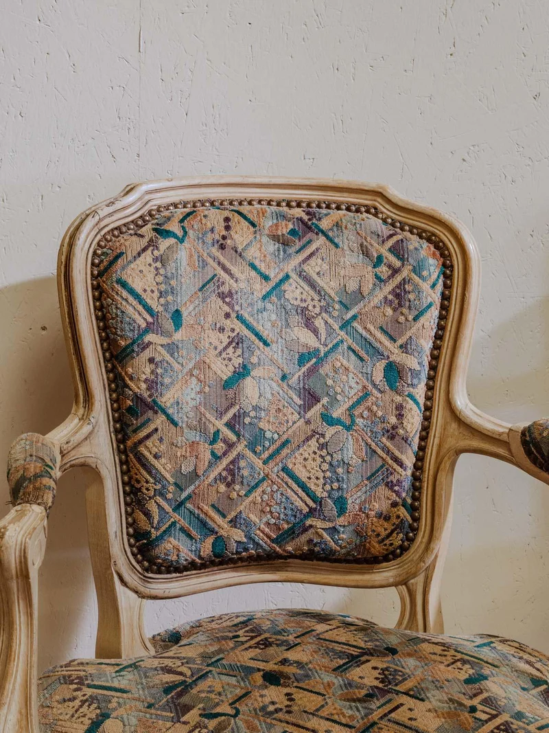 Ernest, la paire de fauteuils en bois et tissu à motifs N°749