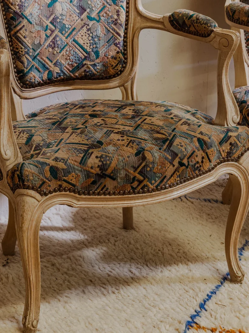 Ernest, la paire de fauteuils en bois et tissu à motifs N°749