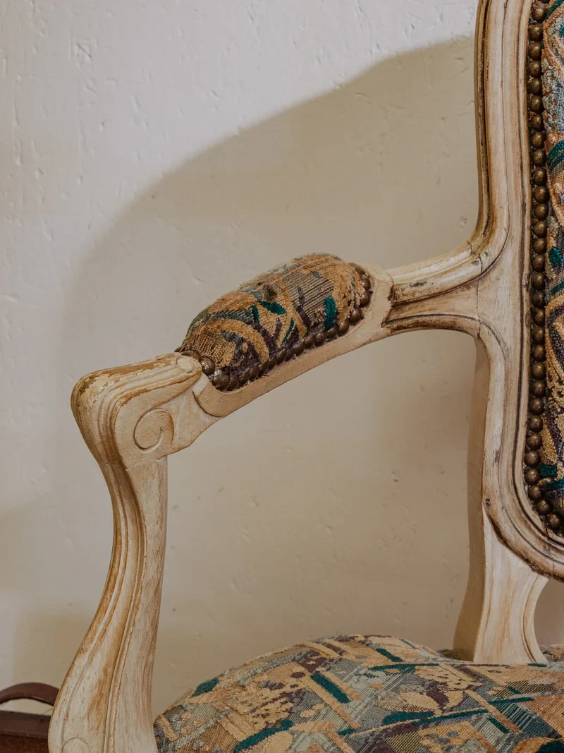 Ernest, la paire de fauteuils en bois et tissu à motifs N°749