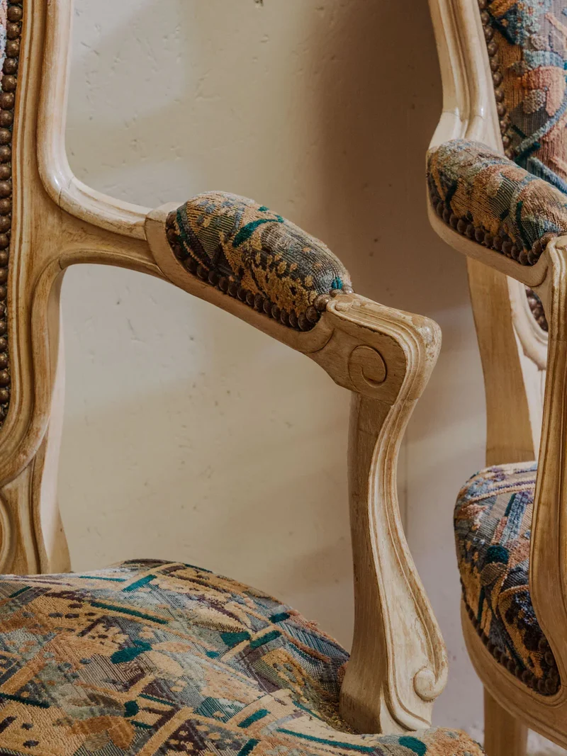 Ernest, la paire de fauteuils en bois et tissu à motifs N°749