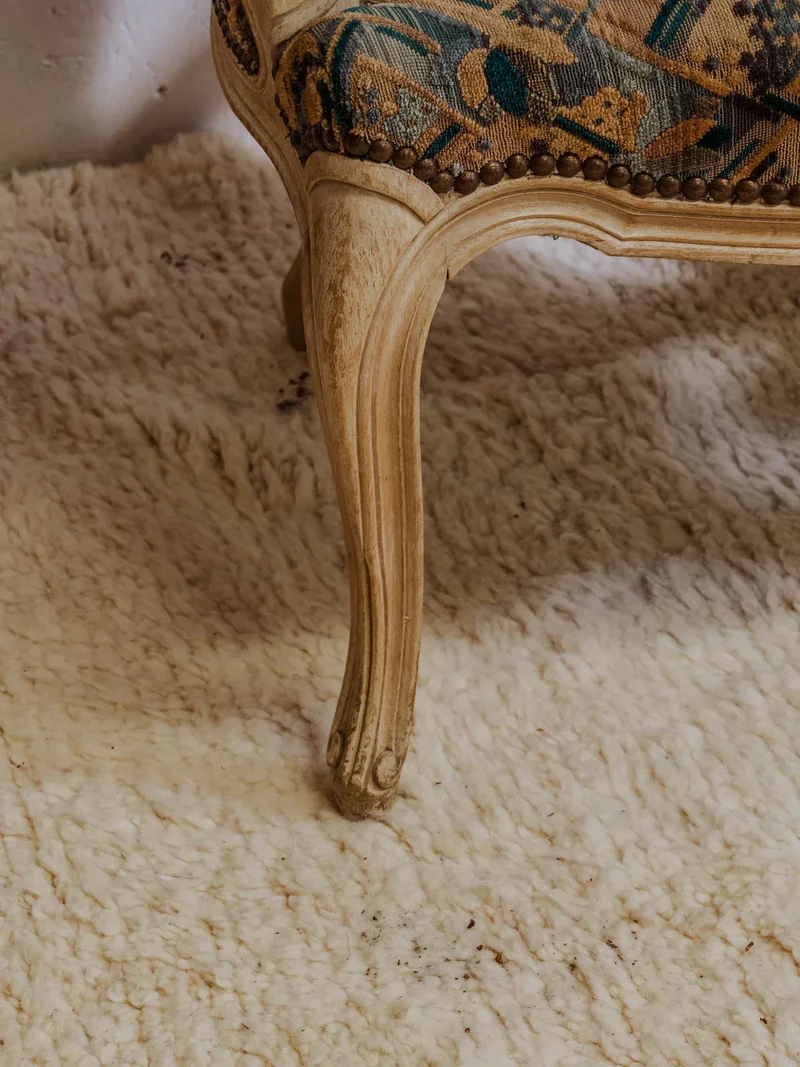 Ernest, la paire de fauteuils en bois et tissu à motifs N°749
