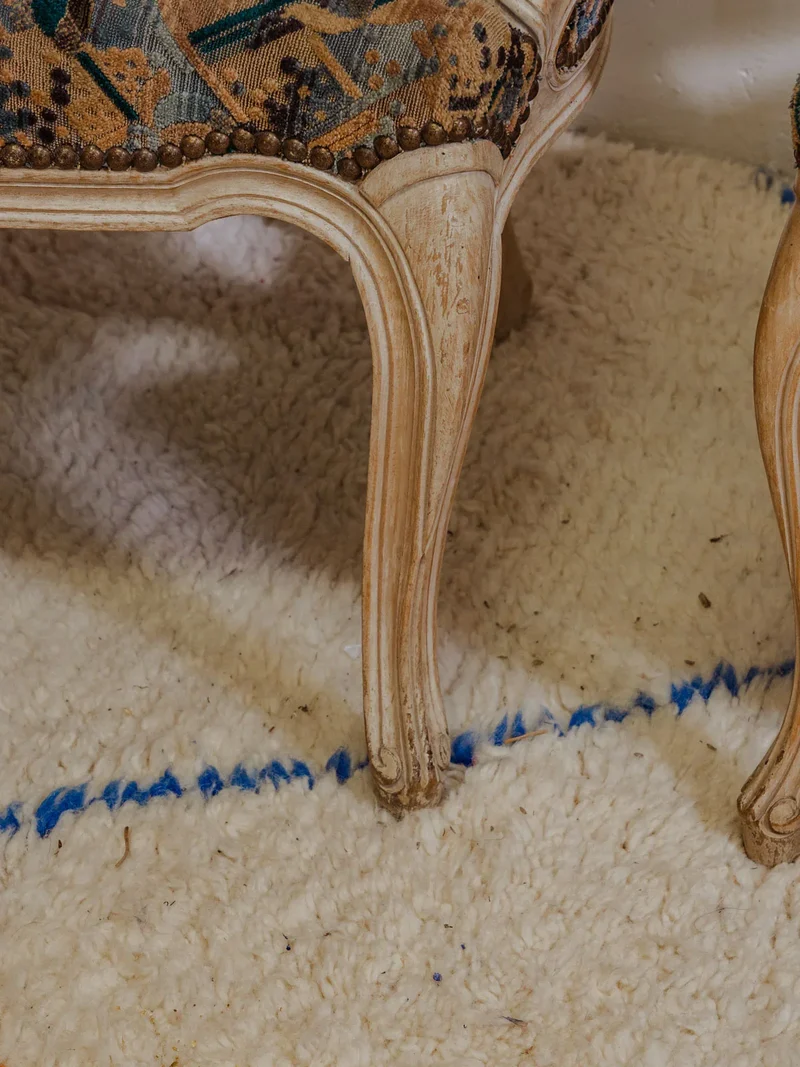Ernest, la paire de fauteuils en bois et tissu à motifs N°749