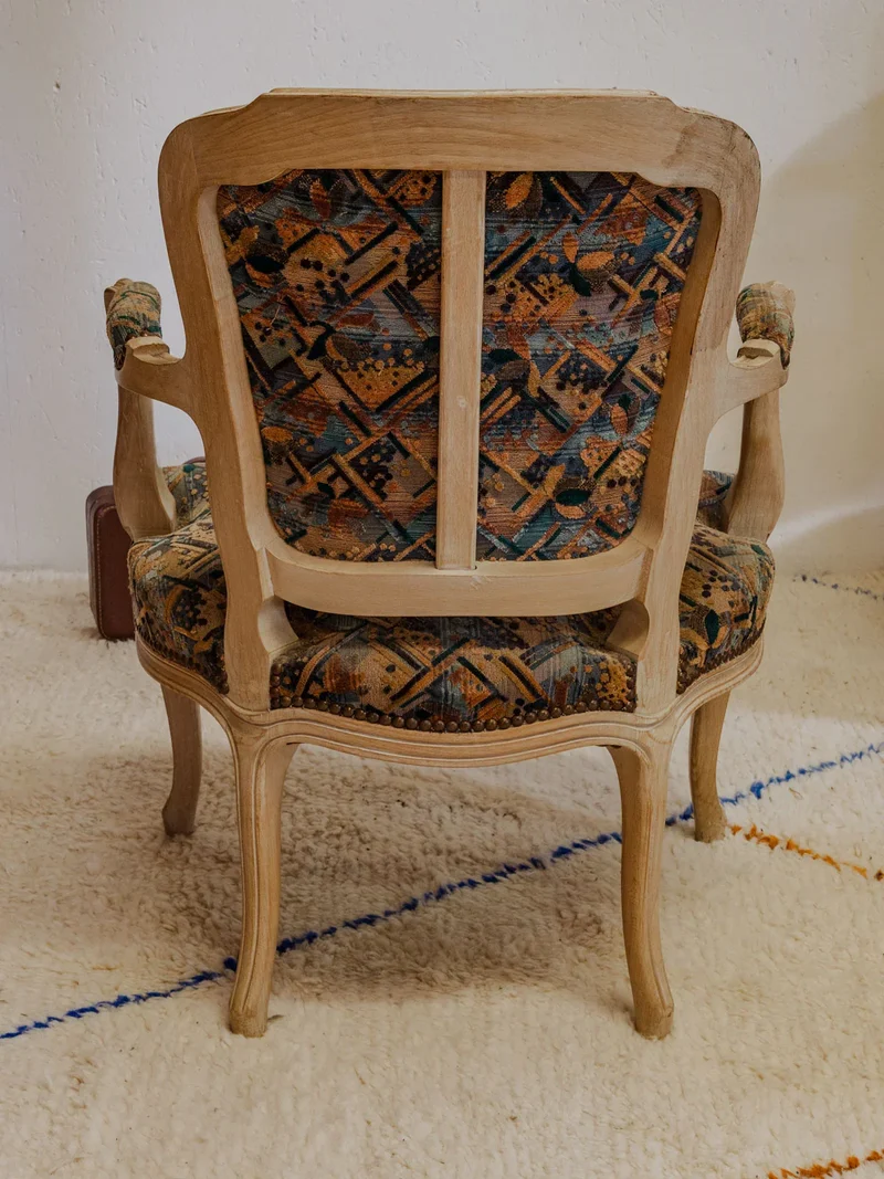 Ernest, la paire de fauteuils en bois et tissu à motifs N°749