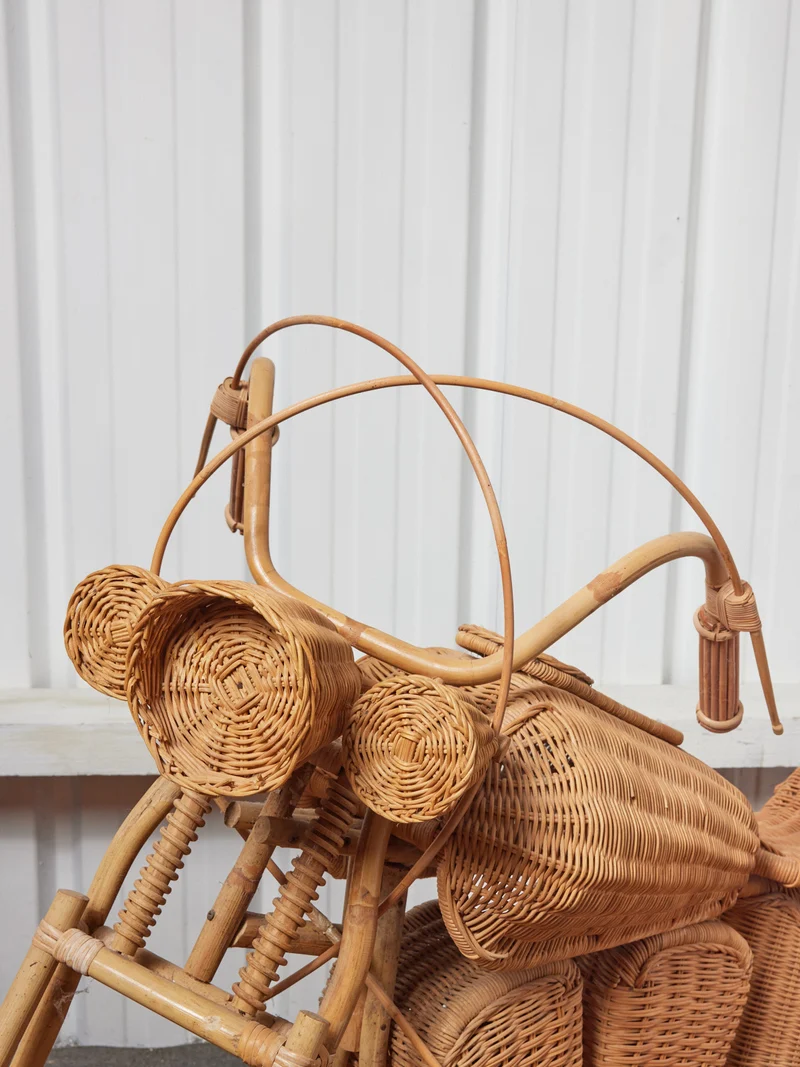 Alix, la moto en rotin N°627