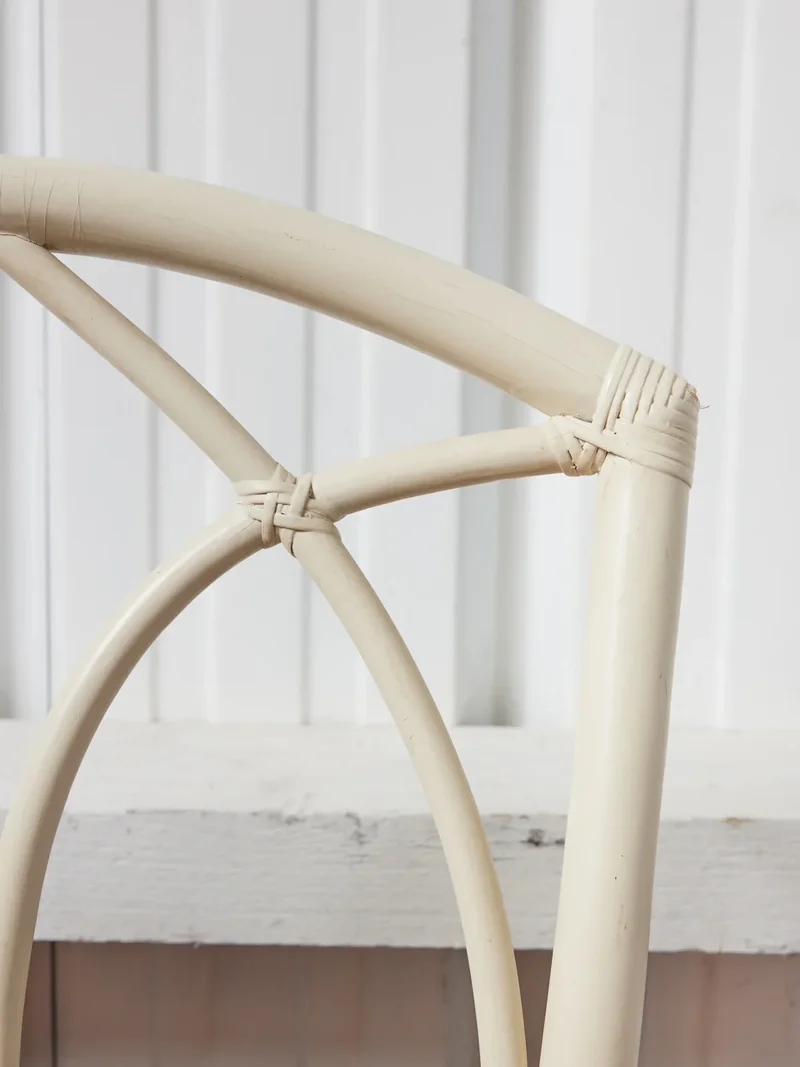 Ernest, la paire de fauteuils en rotin blanc N°800