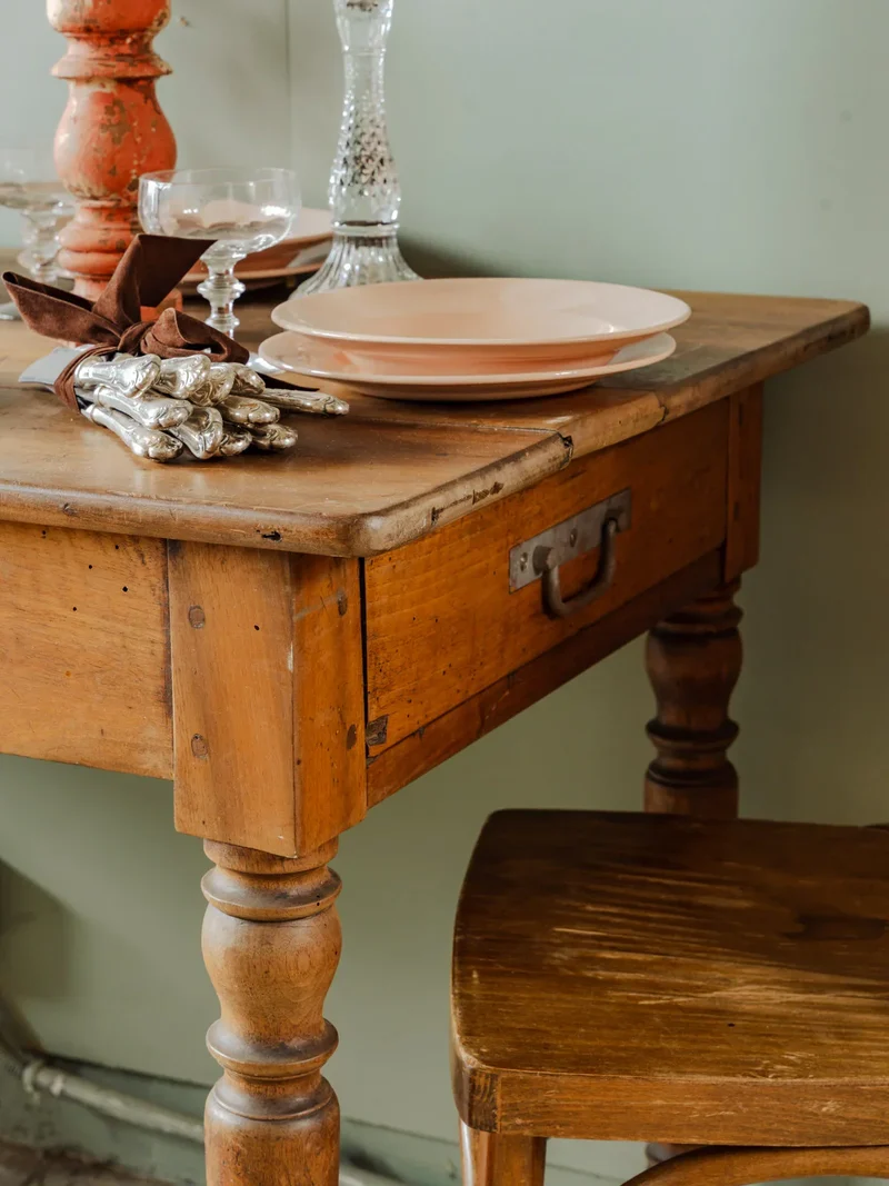 Romy, la table à manger de bistrot en bois N°662