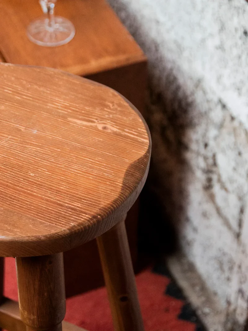 Gaston, le tabouret de bar en bois foncé N°149