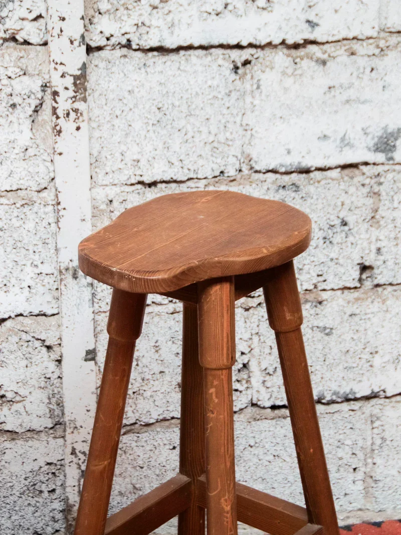 Gaston, le tabouret de bar en bois foncé N°149