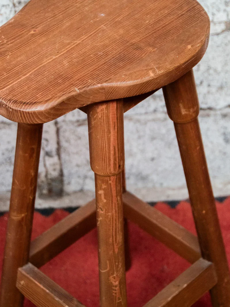 Gaston, le tabouret de bar en bois foncé N°149