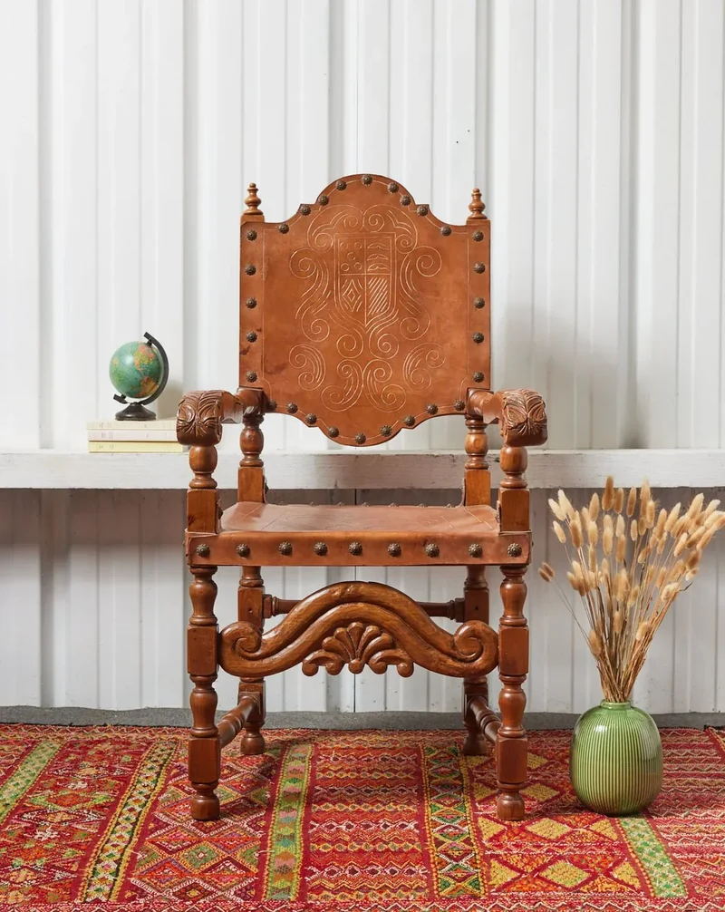 Ernest, le fauteuil médiéval en cuir N°803