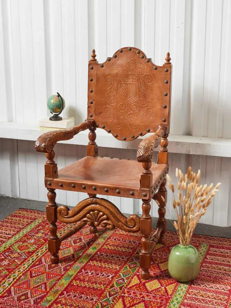 Ernest, le fauteuil médiéval en cuir N°803