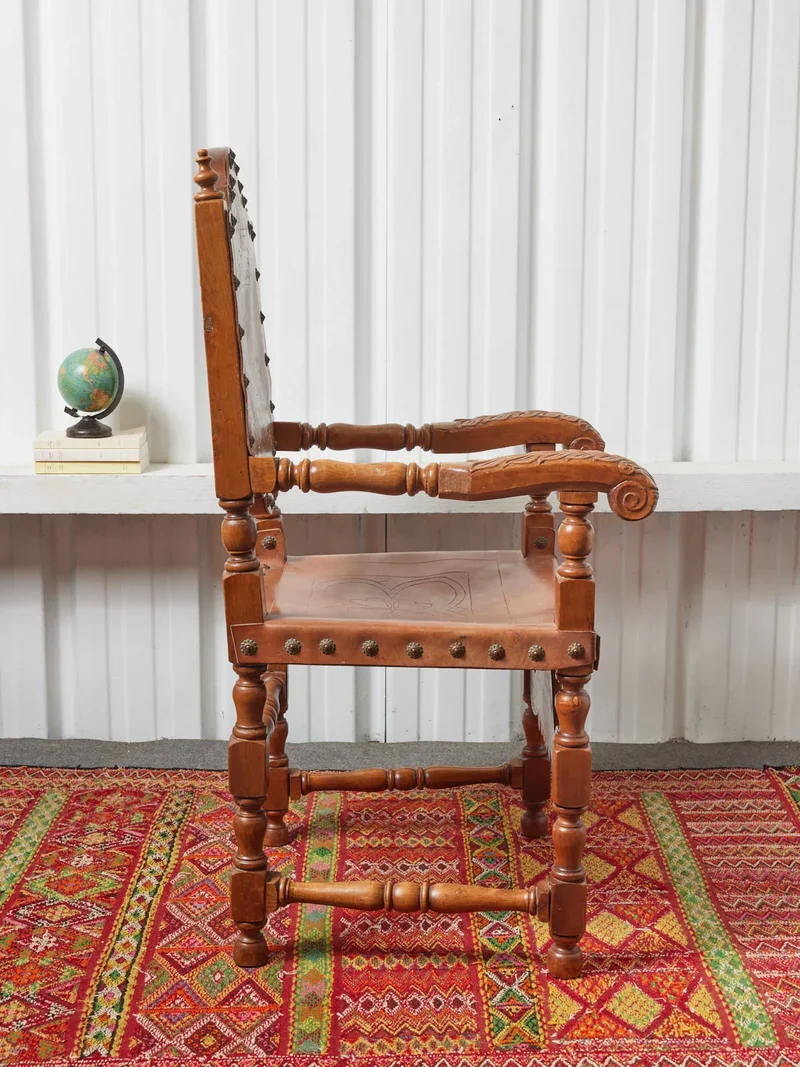 Ernest, le fauteuil médiéval en cuir N°803