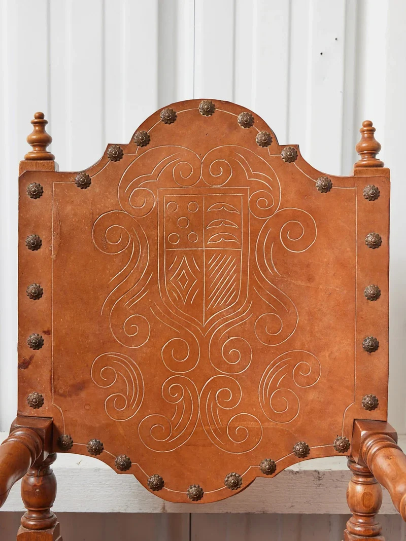 Ernest, le fauteuil médiéval en cuir N°803