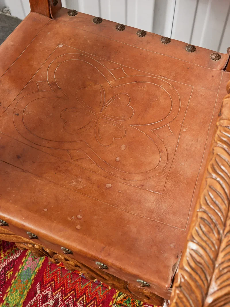 Ernest, le fauteuil médiéval en cuir N°803