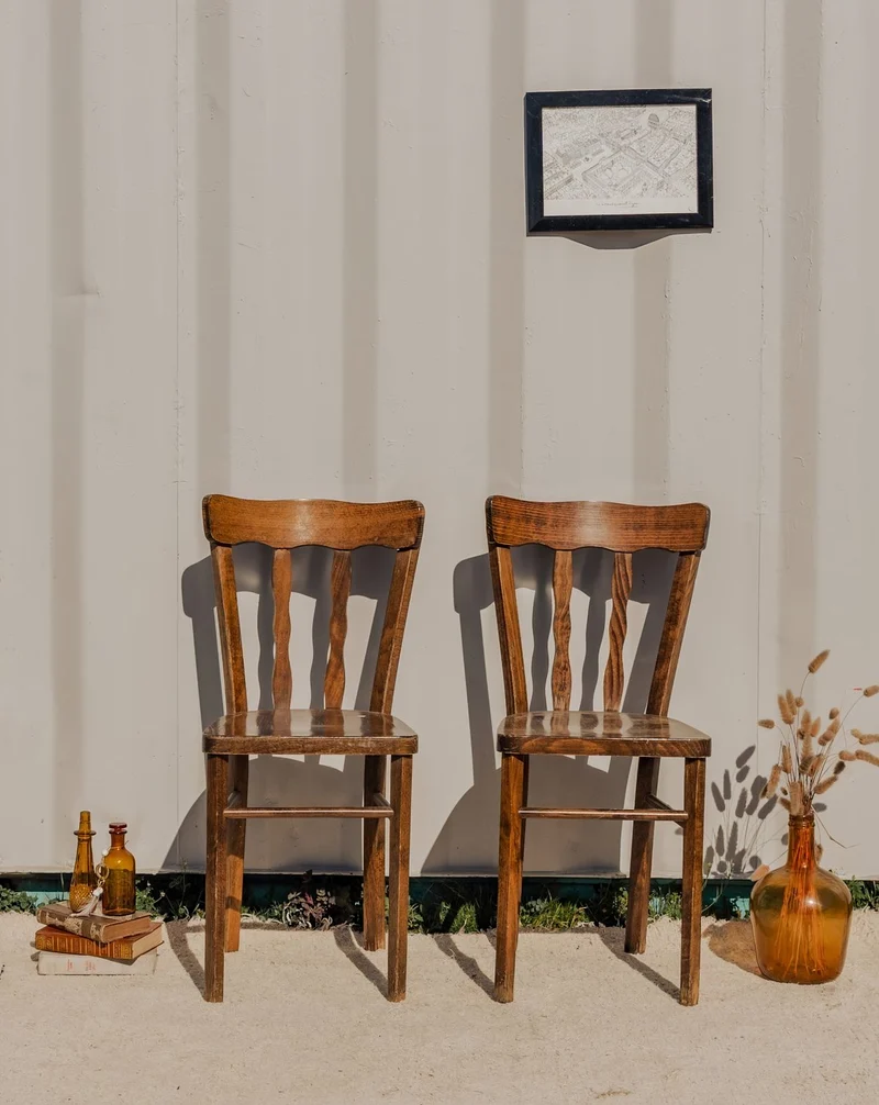 Claude, la paire de chaises en bois N°1063