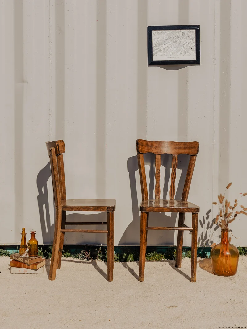 Claude, la paire de chaises en bois N°1063