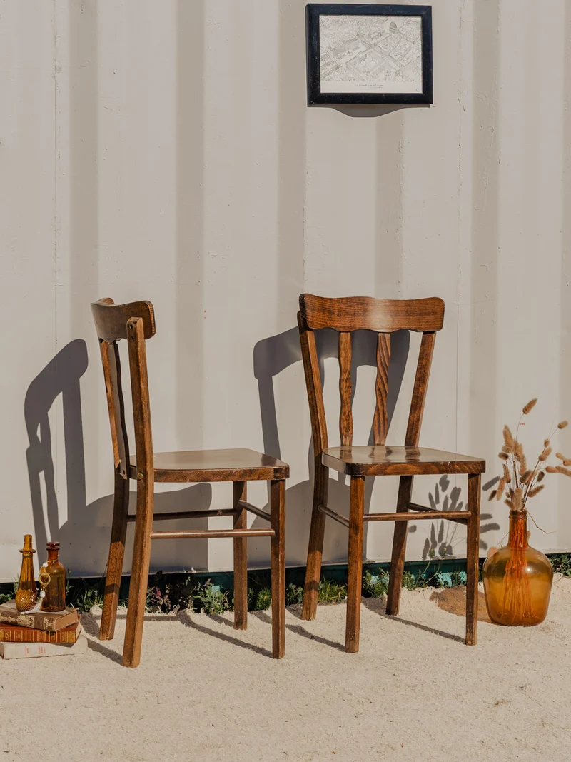 Claude, la paire de chaises en bois N°1063