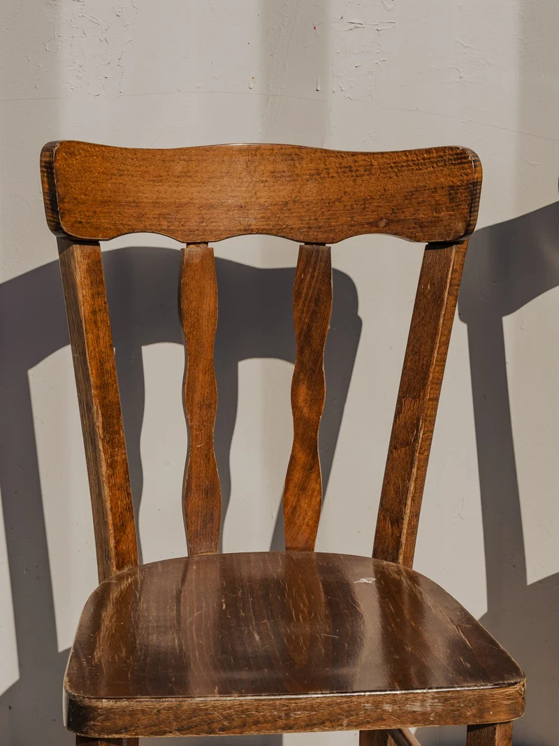 Claude, la paire de chaises en bois N°1063