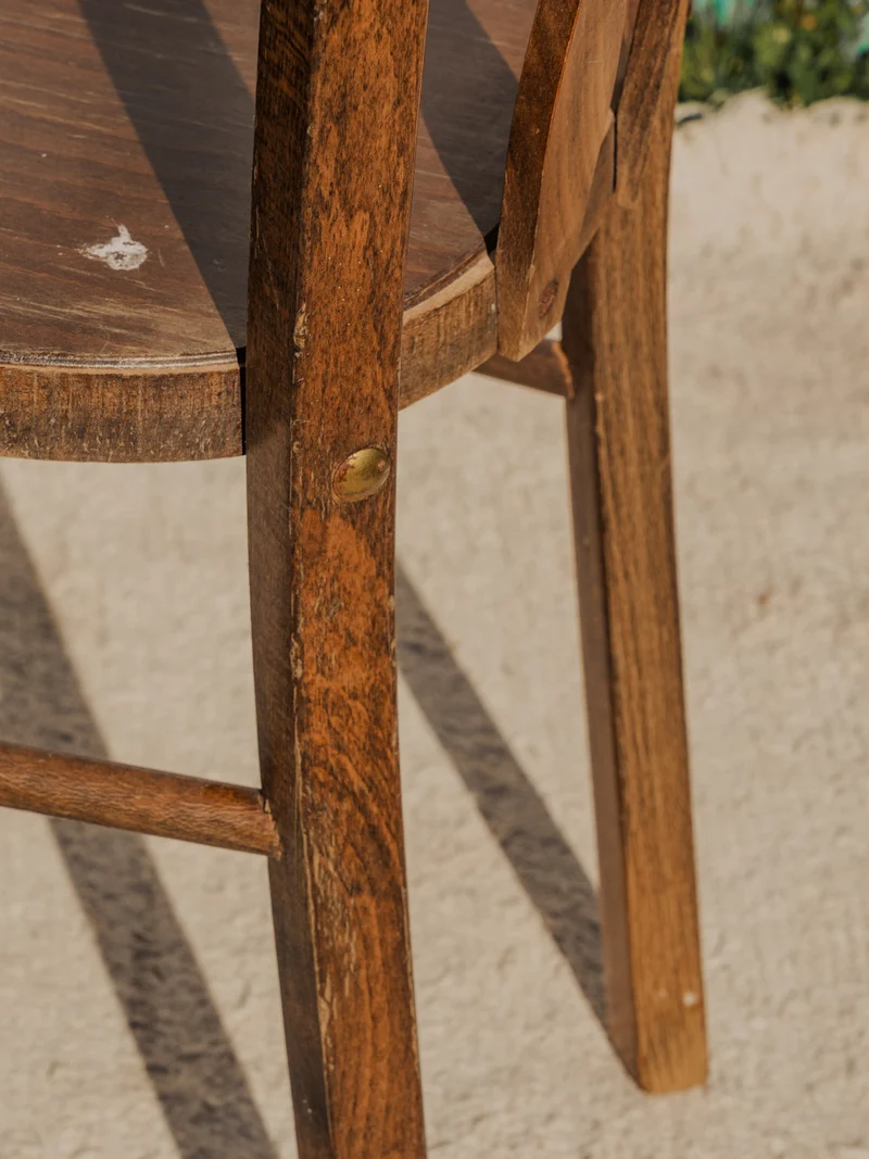 Claude, la paire de chaises en bois N°1063