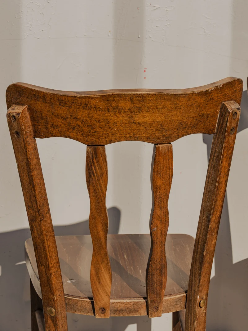 Claude, la paire de chaises en bois N°1063