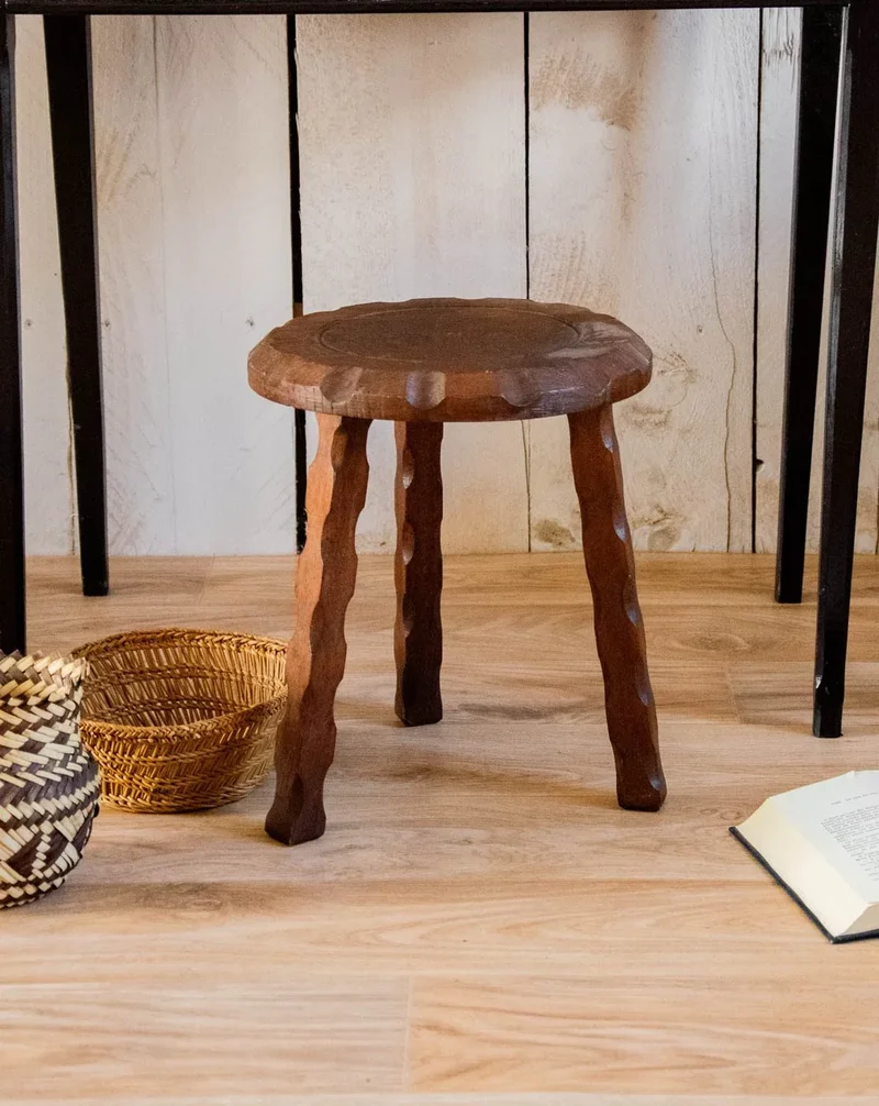 Regis, le tabouret ciselé en bois N°881