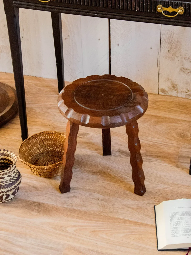 Regis, le tabouret ciselé en bois N°881