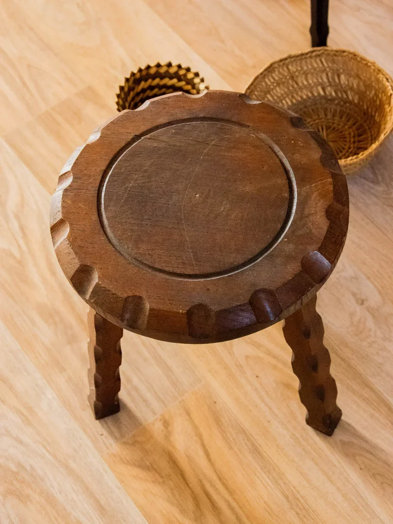 Regis, le tabouret ciselé en bois N°881