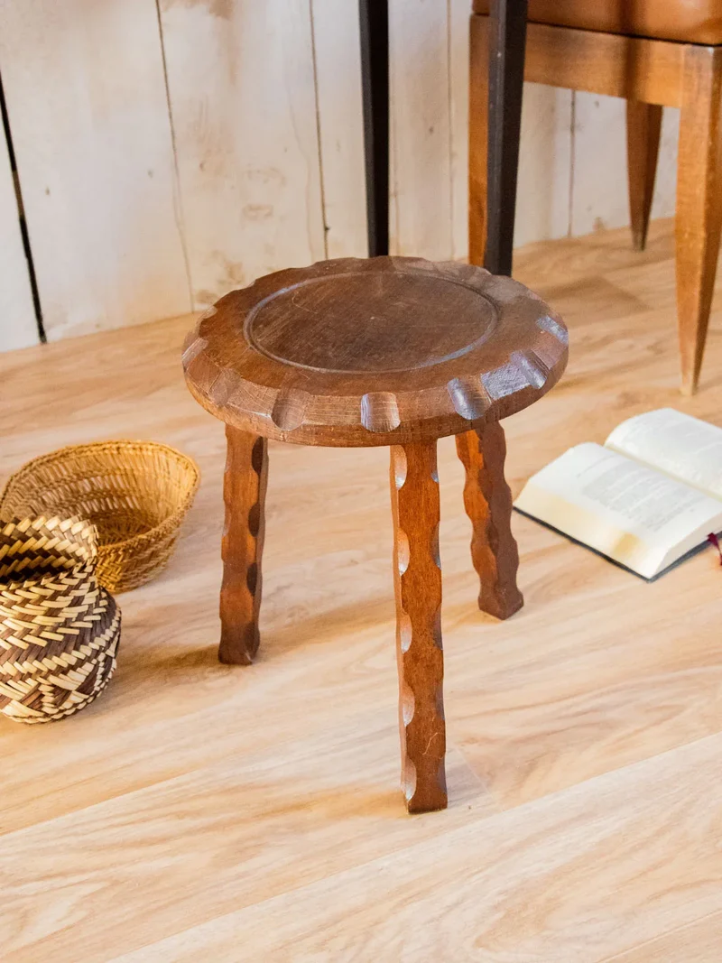Regis, le tabouret ciselé en bois N°881