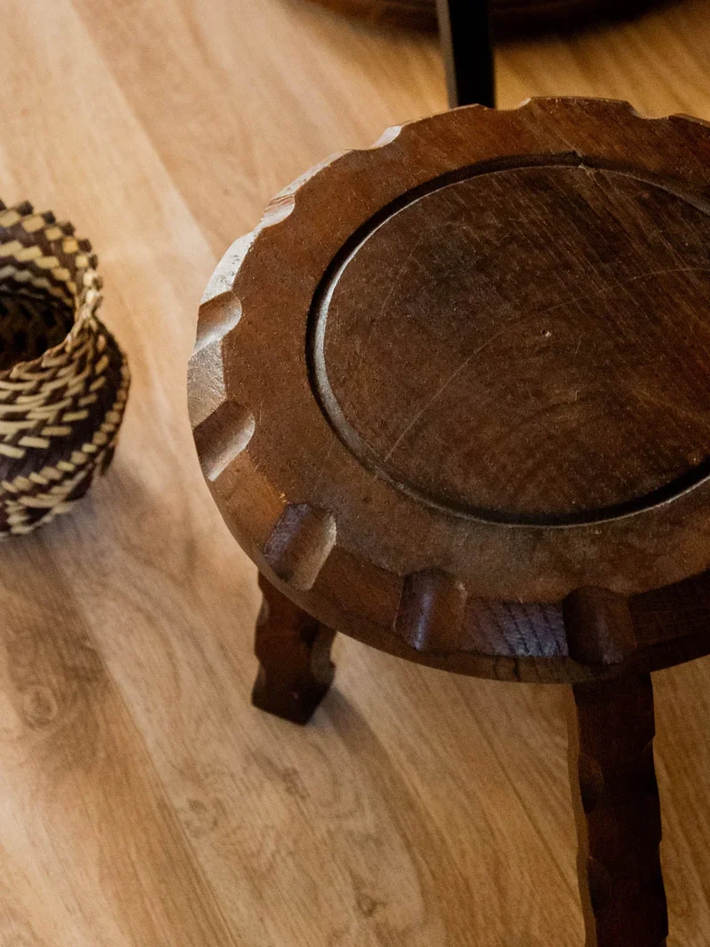 Regis, le tabouret ciselé en bois N°881
