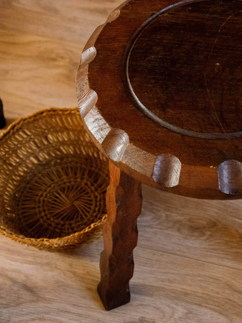 Regis, le tabouret ciselé en bois N°881