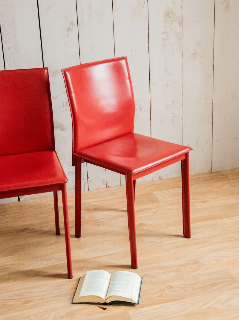 Alma, la paire de chaises en cuir rouge N°1330