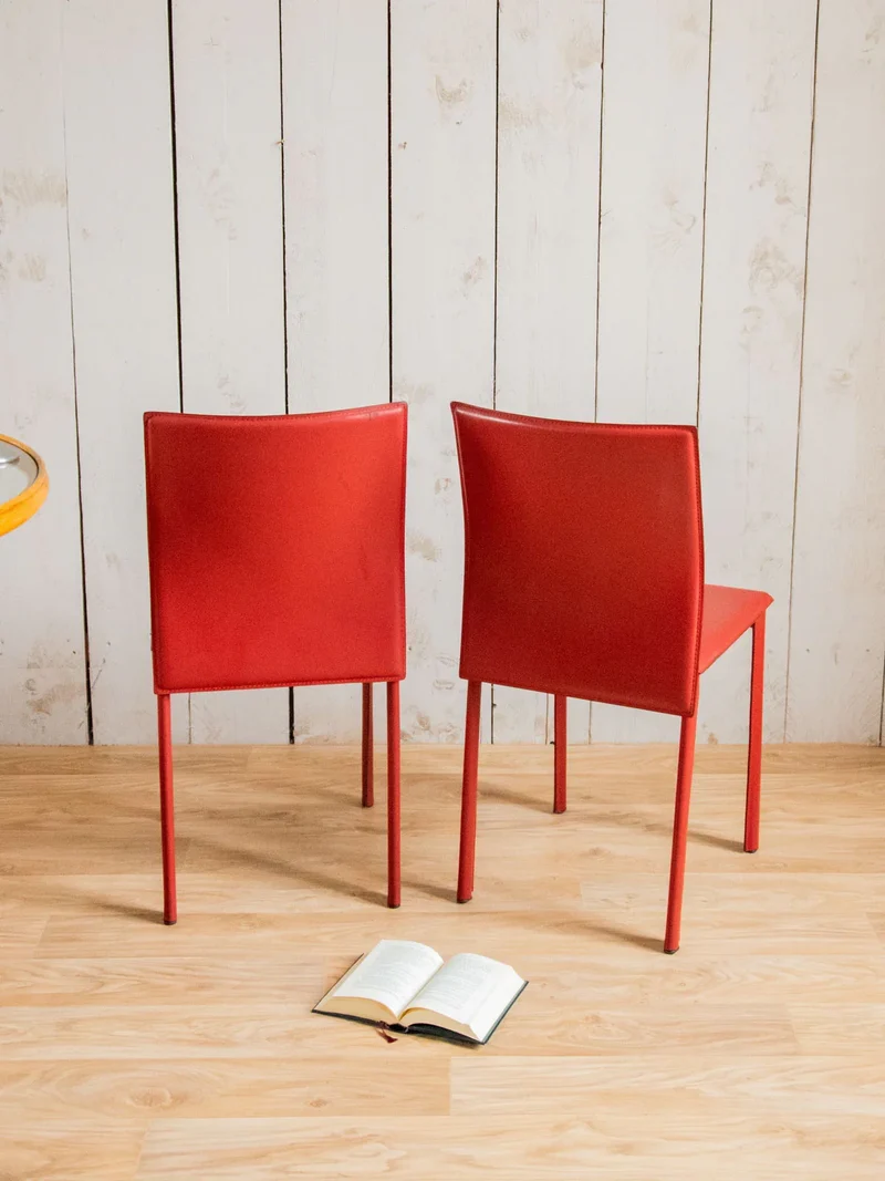 Alma, la paire de chaises en cuir rouge N°1330