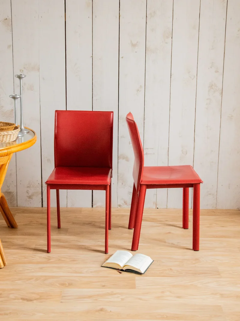 Alma, la paire de chaises en cuir rouge N°1330