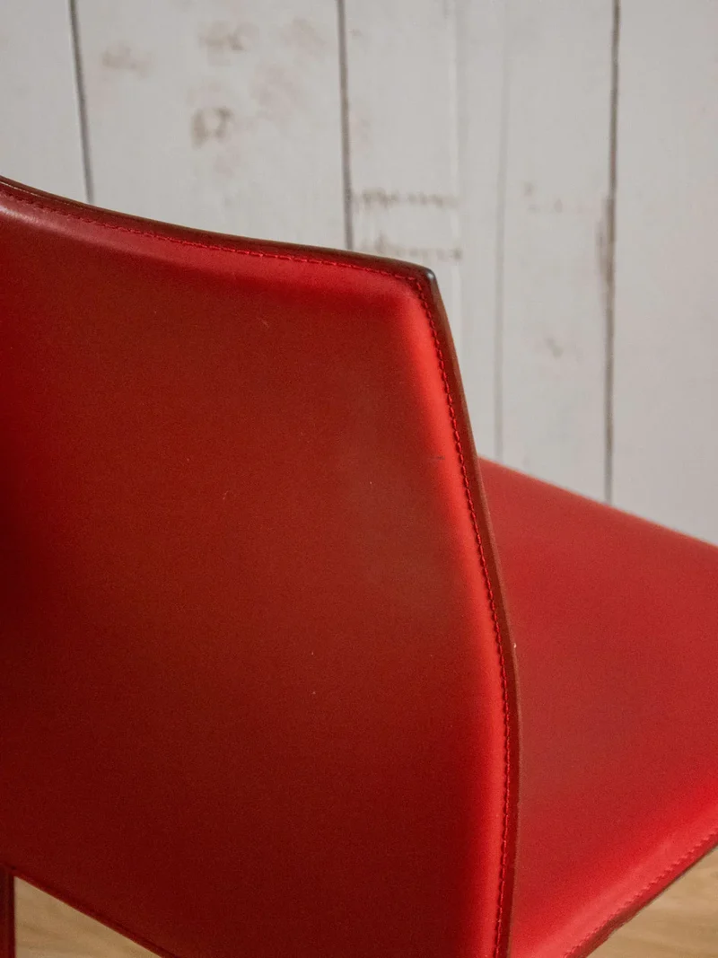 Alma, la paire de chaises en cuir rouge N°1330