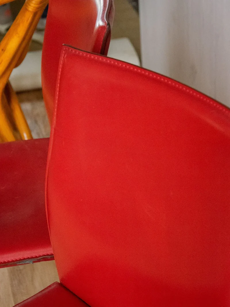 Alma, la paire de chaises en cuir rouge N°1330