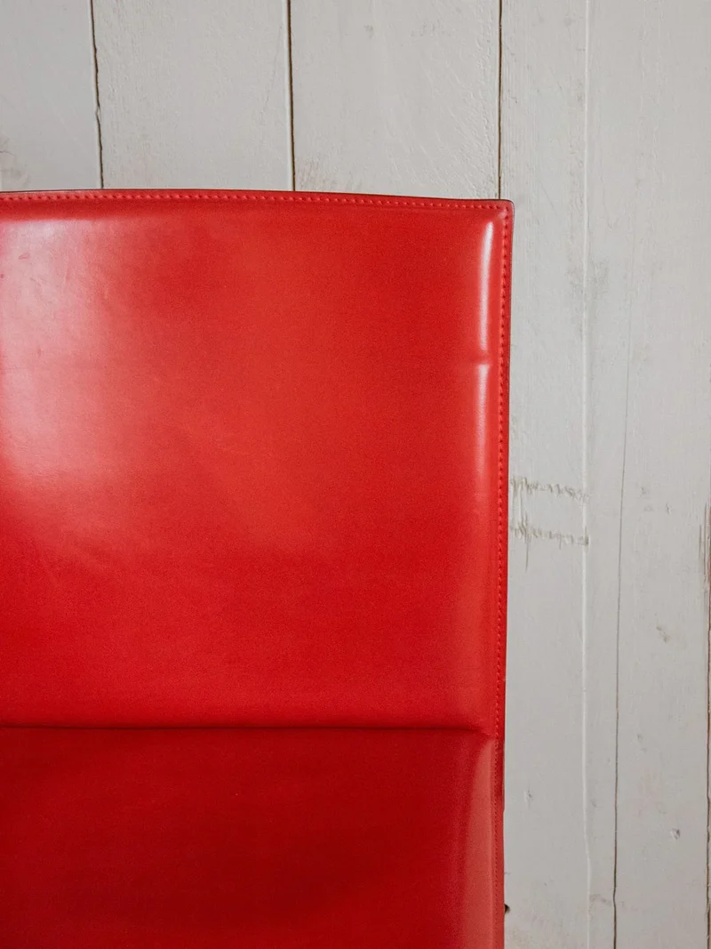 Alma, la paire de chaises en cuir rouge N°1330