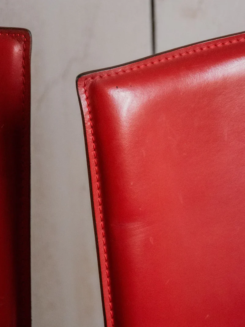 Alma, la paire de chaises en cuir rouge N°1330